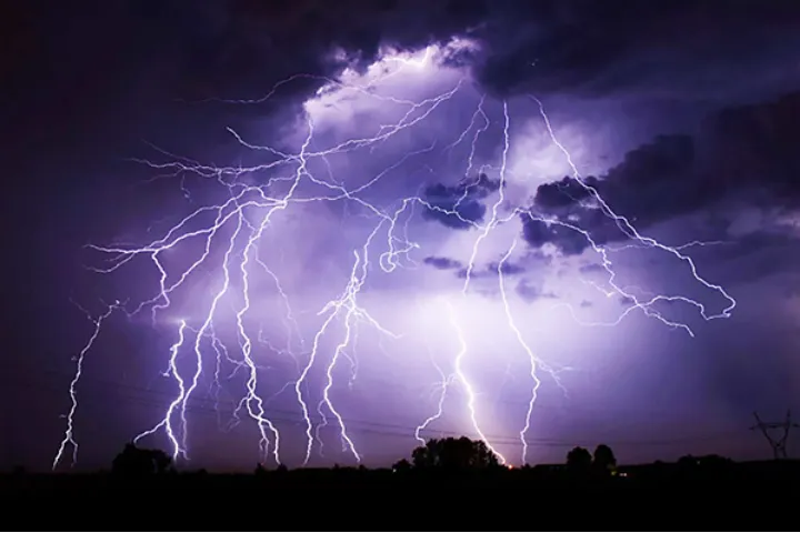 صاعقه بیشتر مردان را هدف می‌گیرد تا زنان!